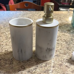 Resin Bath Set Sunday Citizen Brand .  Brand new. Never used.   smoke-free home.